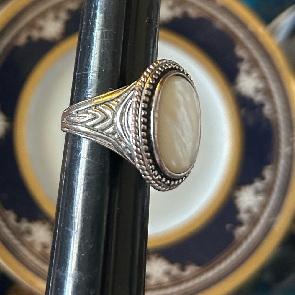 Vintage Mother-of-Pearl Silver-tone Ring